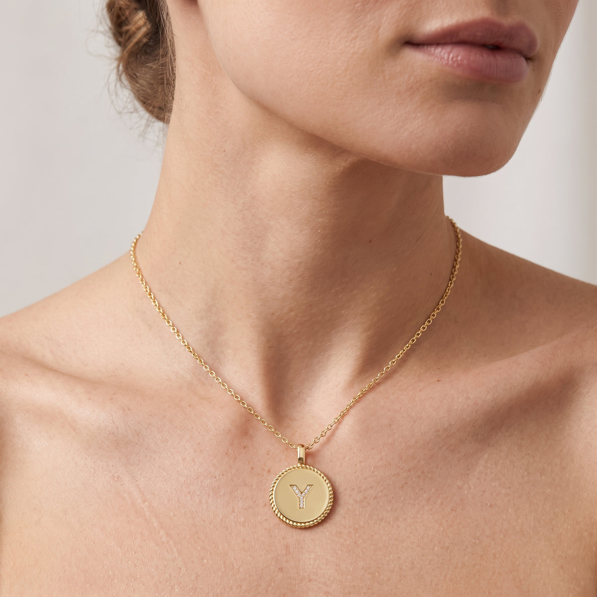 _lifestyle_image@SKU:P540Y-LADR0003Y004Y #metal_10k-yellow-gold+origin_lab-grown+quality_g-si