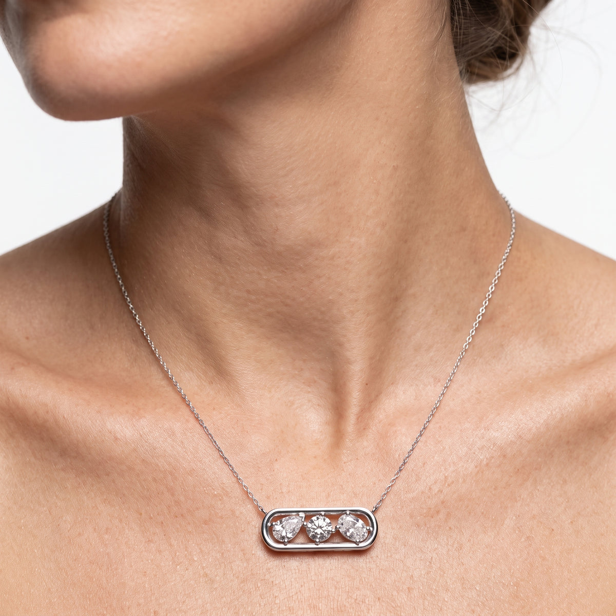 _lifestyle_image@SKU:P5702-LADO0150000DW #metal_silver+origin_lab-grown+quality_g-si