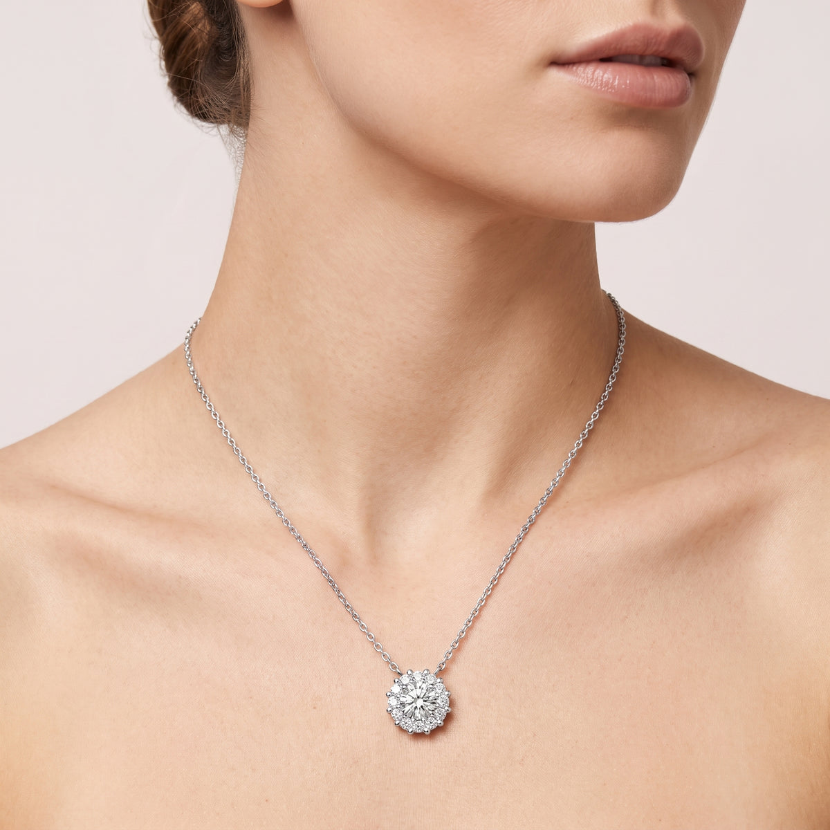 _lifestyle_image@SKU:P6150-LADR0050000PL #metal_silver+origin_lab-grown+quality_g-si