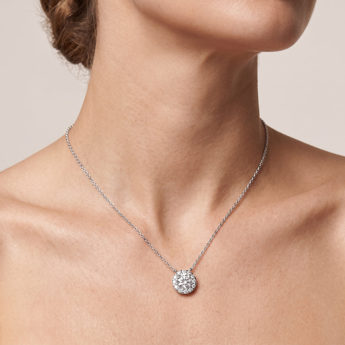 _lifestyle_image@SKU:P6150-LADR0100000PL #metal_silver+origin_lab-grown+quality_g-si