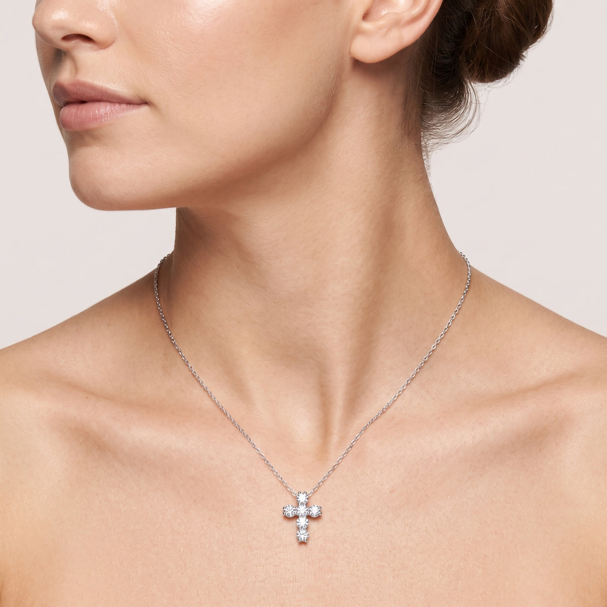 _lifestyle_image@SKU:P9539-LADR00250004W #metal_10k-white-gold+origin_lab-grown+quality_g-si
