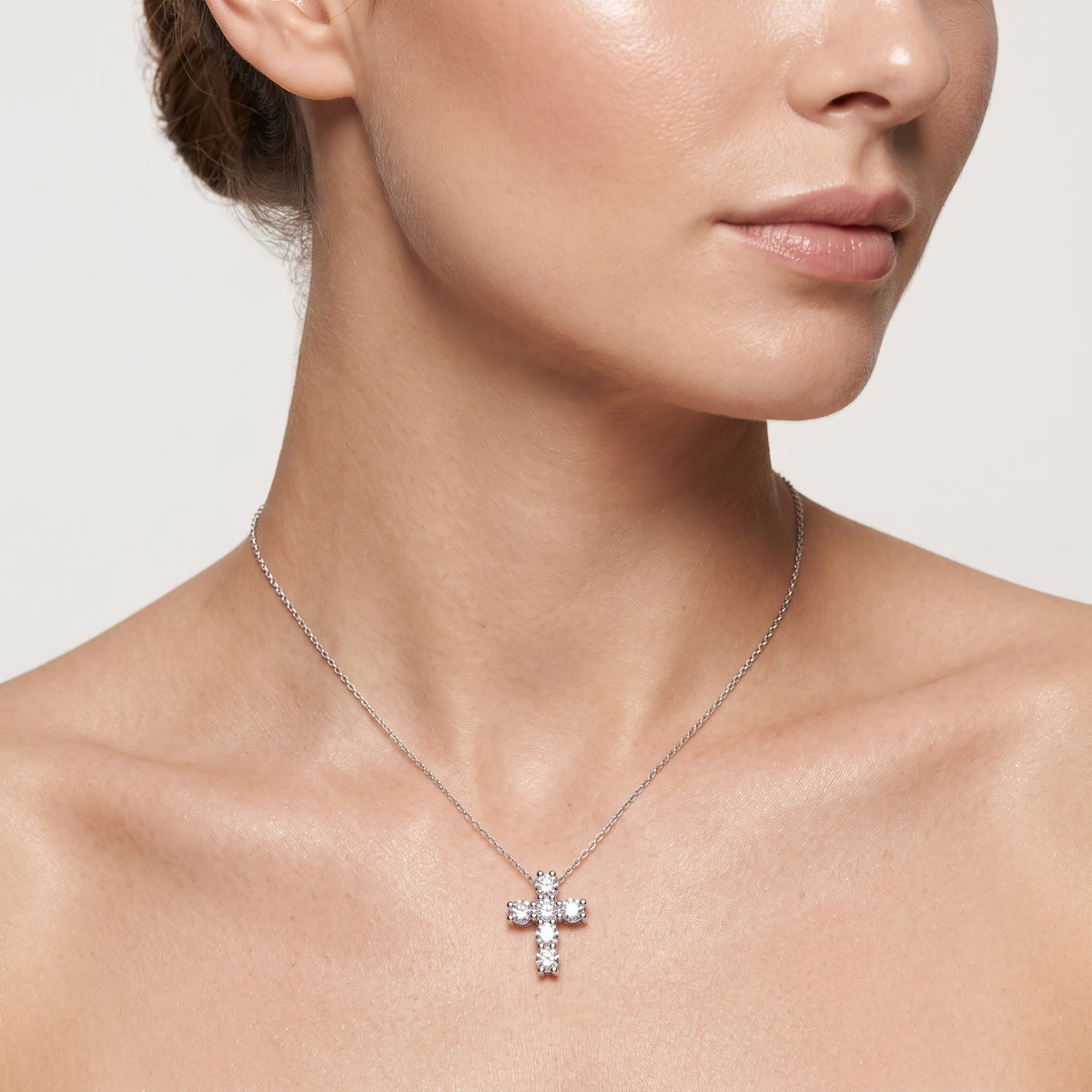 _lifestyle_image@SKU:P9539-LADR00510004W #metal_10k-white-gold+origin_lab-grown+quality_g-si