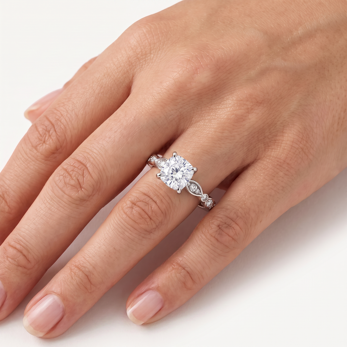 _lifestyle_image@SKU:R0055-LADC02000004W #metal_10k-white-gold+origin_lab-grown+quality_g-si
