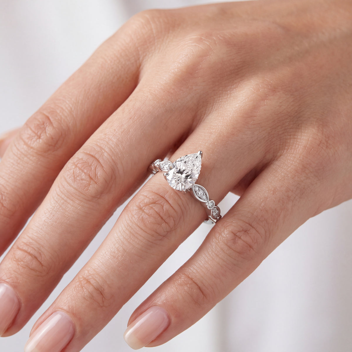 _lifestyle_image@SKU:R0055-LADD01000004W #metal_10k-white-gold+origin_lab-grown+quality_g-si
