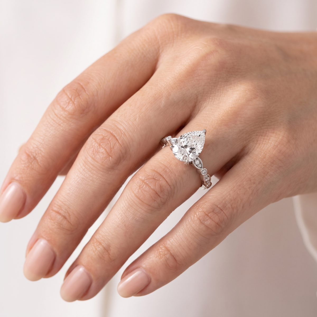 _lifestyle_image@SKU:R0055-NADD02000004W #metal_14k-white-gold+origin_lab-grown+quality_ef-vs2+