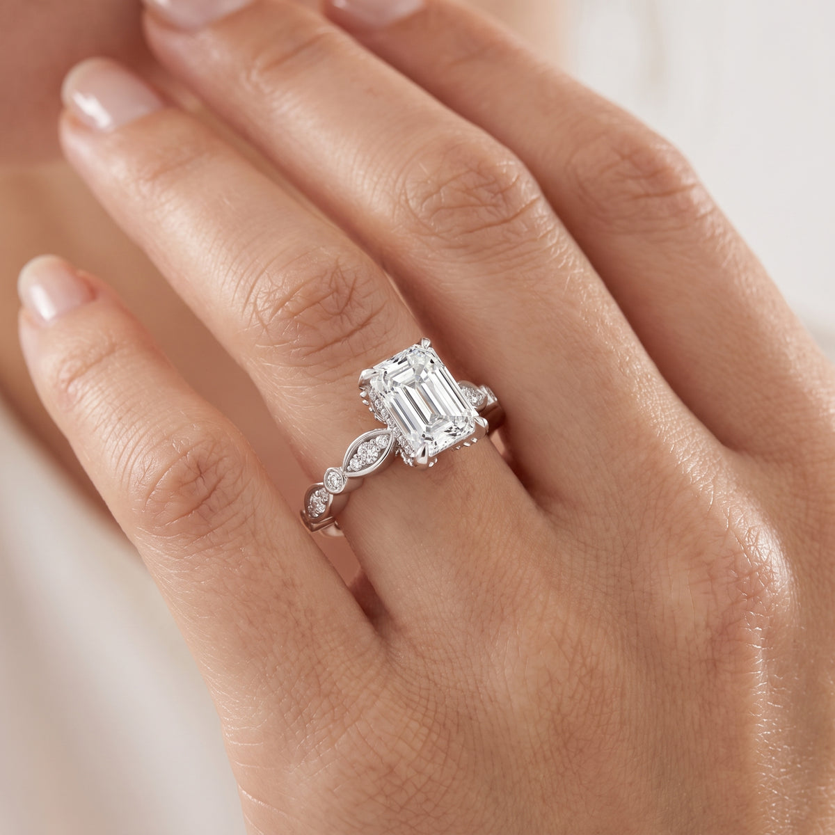 _lifestyle_image@SKU:R0055-LADE01000004W #metal_10k-white-gold+origin_lab-grown