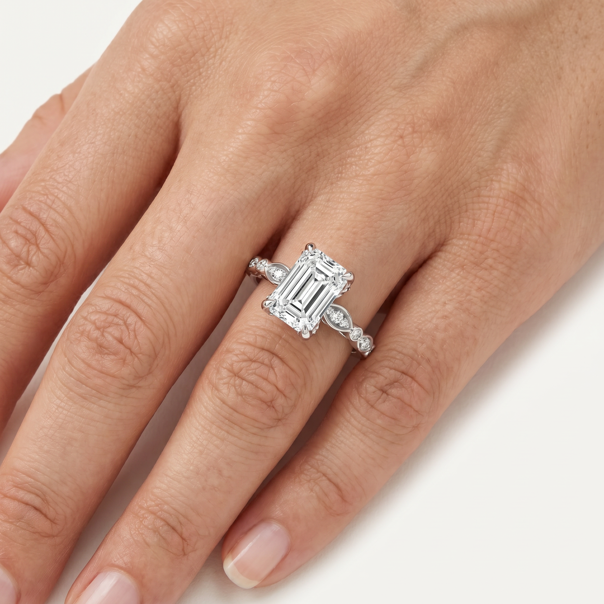 _lifestyle_image@SKU:R0055-LADE02000004W #metal_10k-white-gold+origin_lab-grown+quality_g-si