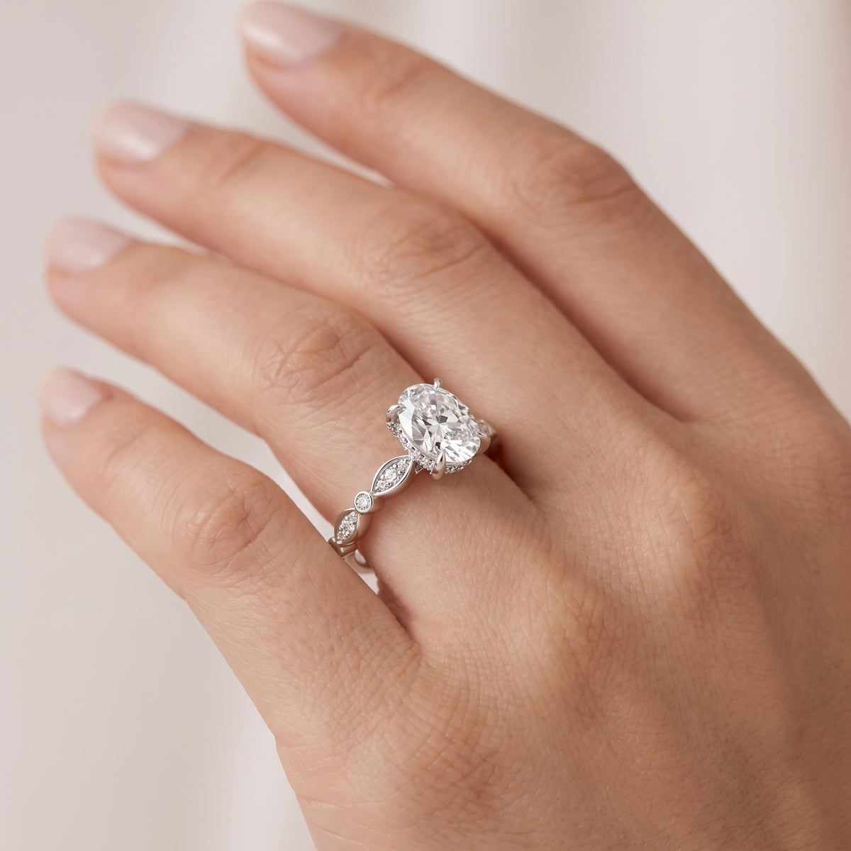 _lifestyle_image@SKU:R0055-LADO01000004W #metal_10k-white-gold+origin_lab-grown+quality_g-si