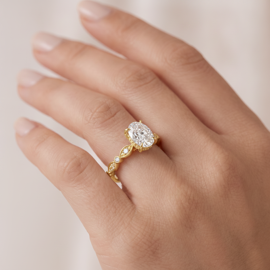 _lifestyle_image@SKU:R0055-LADO01000004Y #metal_10k-yellow-gold+origin_lab-grown+quality_g-si
