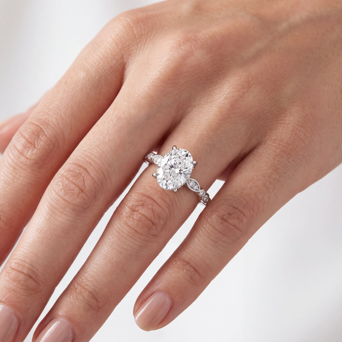 _lifestyle_image@SKU:R0055-LADO02000004W #metal_10k-white-gold+origin_lab-grown+quality_g-si