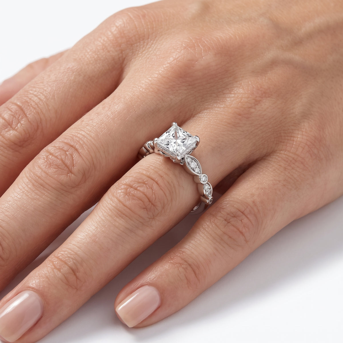 _lifestyle_image@SKU:R0055-LADP01000004W #metal_10k-white-gold+origin_lab-grown+quality_g-si