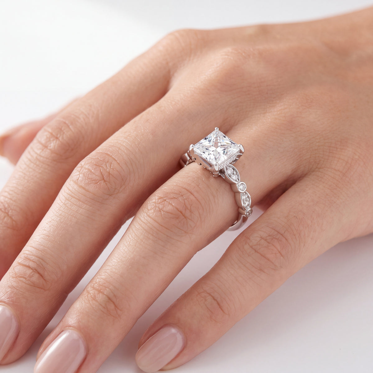 _lifestyle_image@SKU:R0055-LADP02000004W #metal_10k-white-gold+origin_lab-grown+quality_g-si