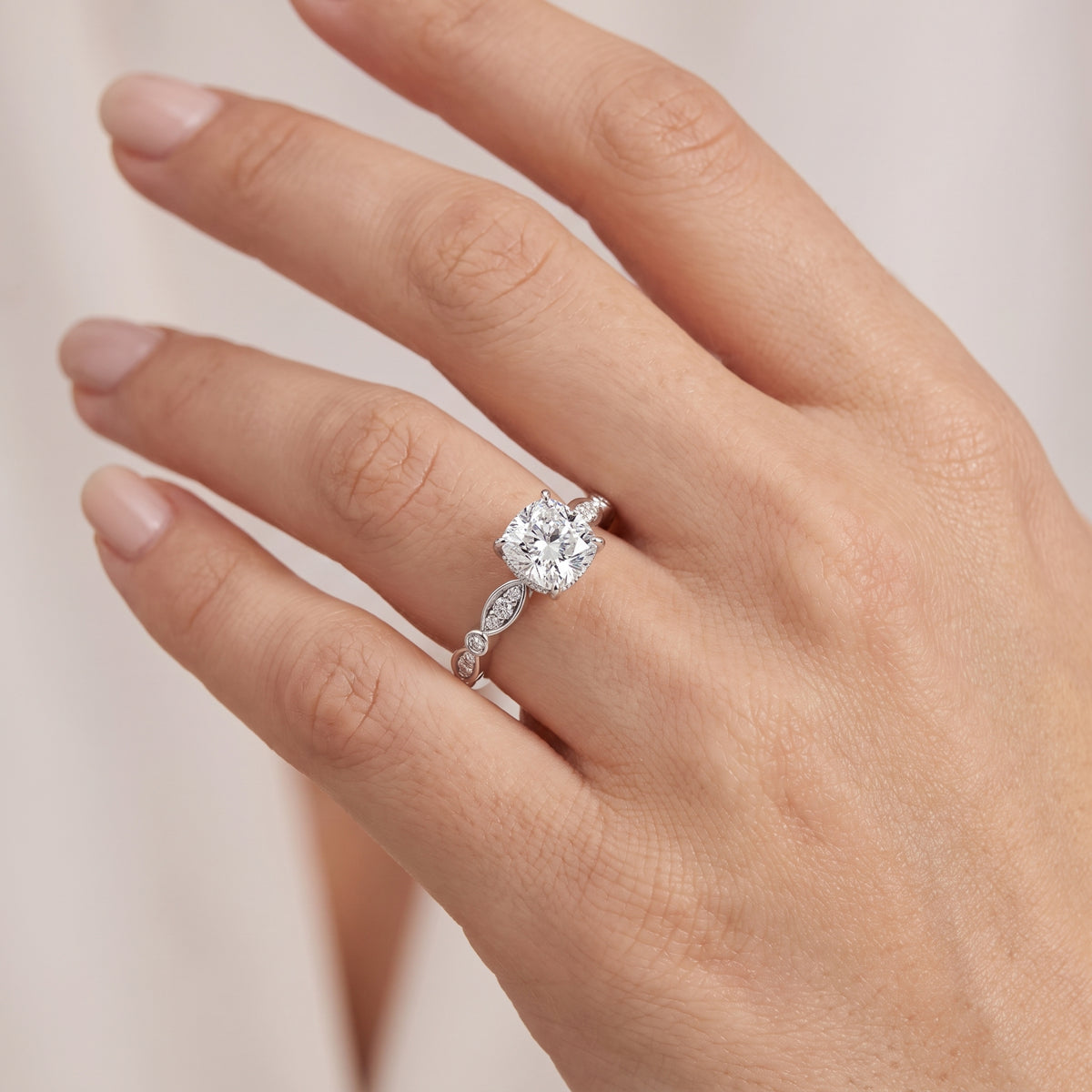_lifestyle_image@SKU:R0055-NADC01000004W #metal_14k-white-gold+origin_lab-grown+quality_ef-vs2+