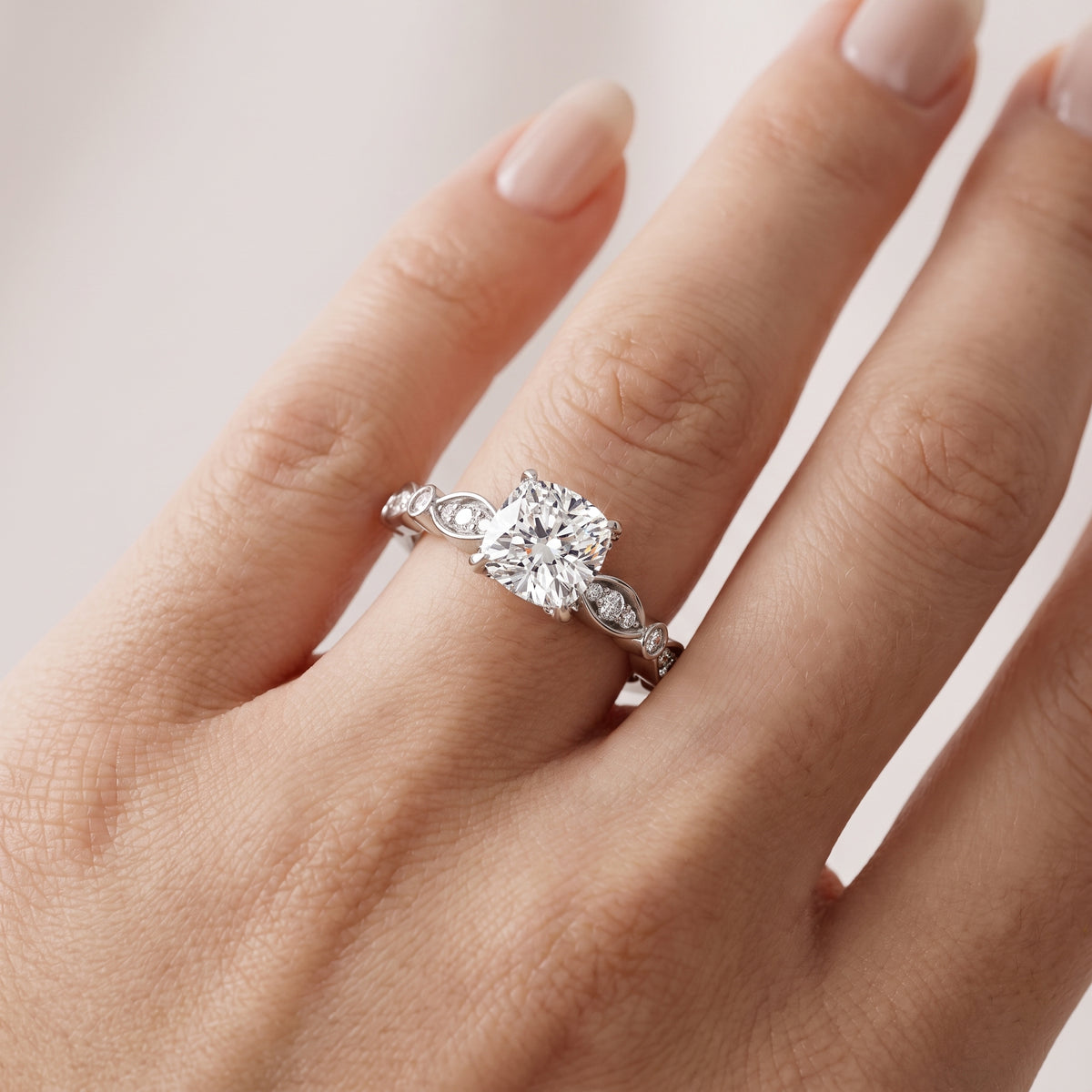 _lifestyle_image@SKU:R0055-NADC0100000PL #metal_platinum+origin_lab-grown+quality_ef-vs2+