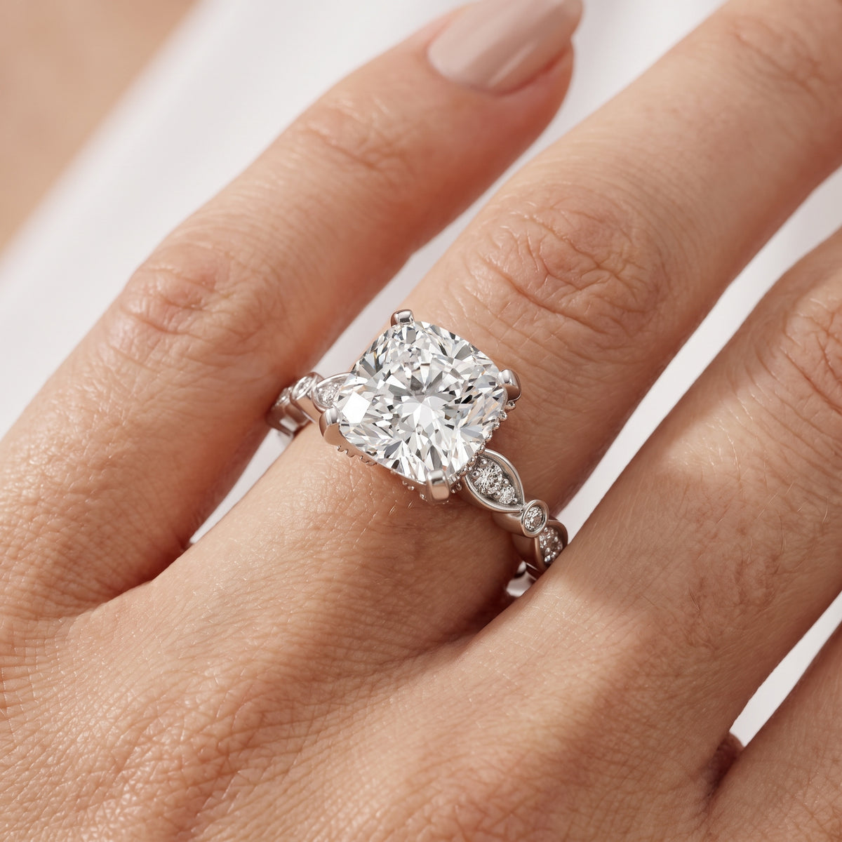 _lifestyle_image@SKU:R0055-NADC0200000PL #metal_platinum+origin_lab-grown+quality_ef-vs2+