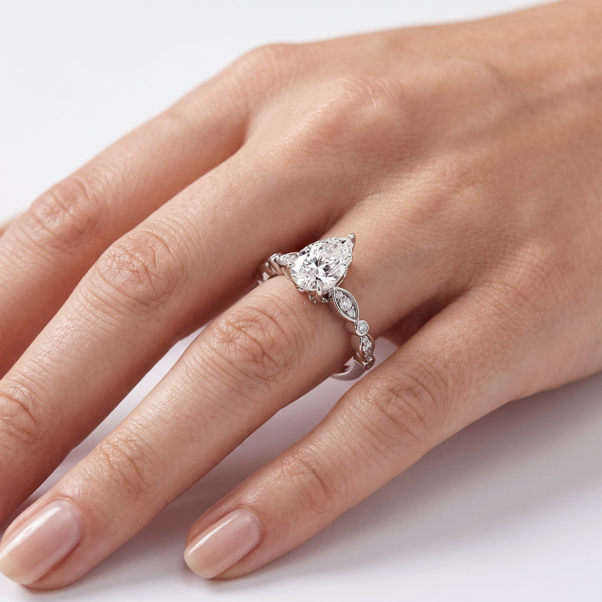 _lifestyle_image@SKU:R0055-NADD0100000PL #metal_platinum+origin_lab-grown+quality_ef-vs2+