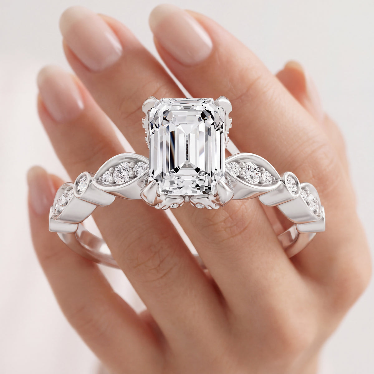 _lifestyle_image@SKU:R0055-NADE01000004W #metal_14k-white-gold+origin_lab-grown+quality_ef-vs2+