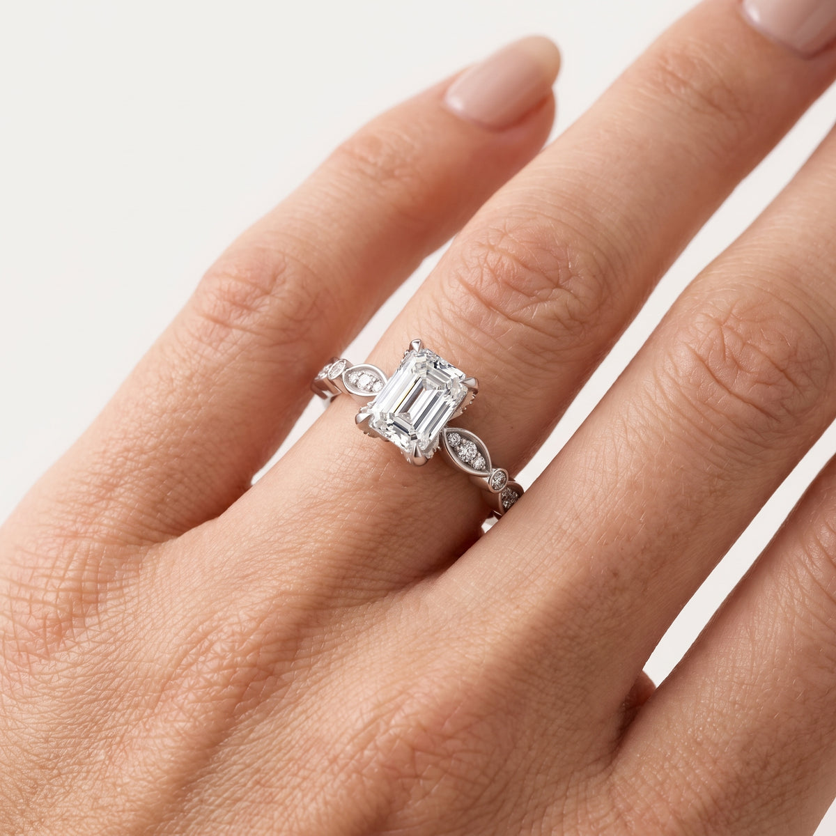 _lifestyle_image@SKU:R0055-NADE0100000PL #metal_platinum+origin_lab-grown+quality_ef-vs2+