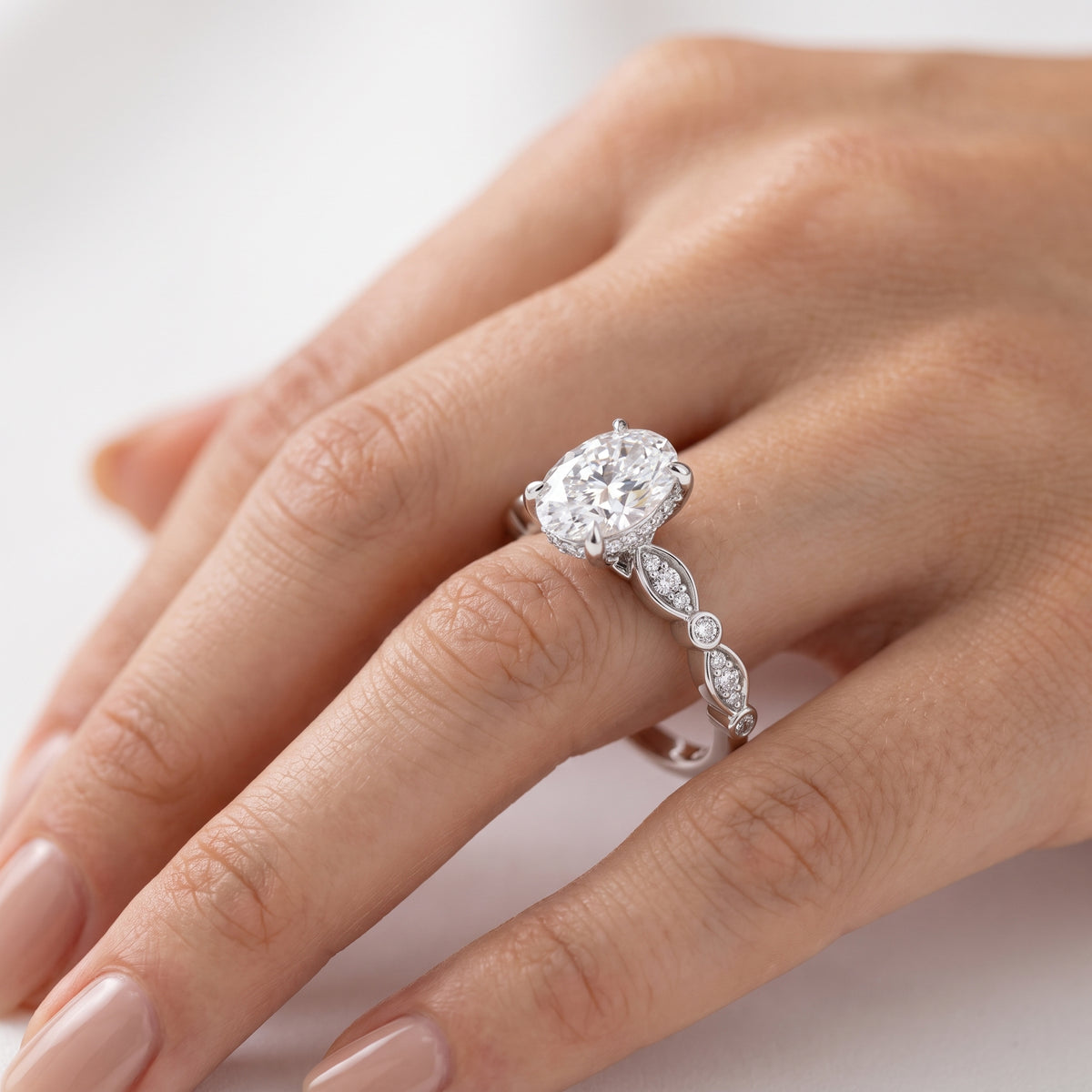 _lifestyle_image@SKU:R0055-NADO01000004W #metal_14k-white-gold+origin_lab-grown+quality_ef-vs2+