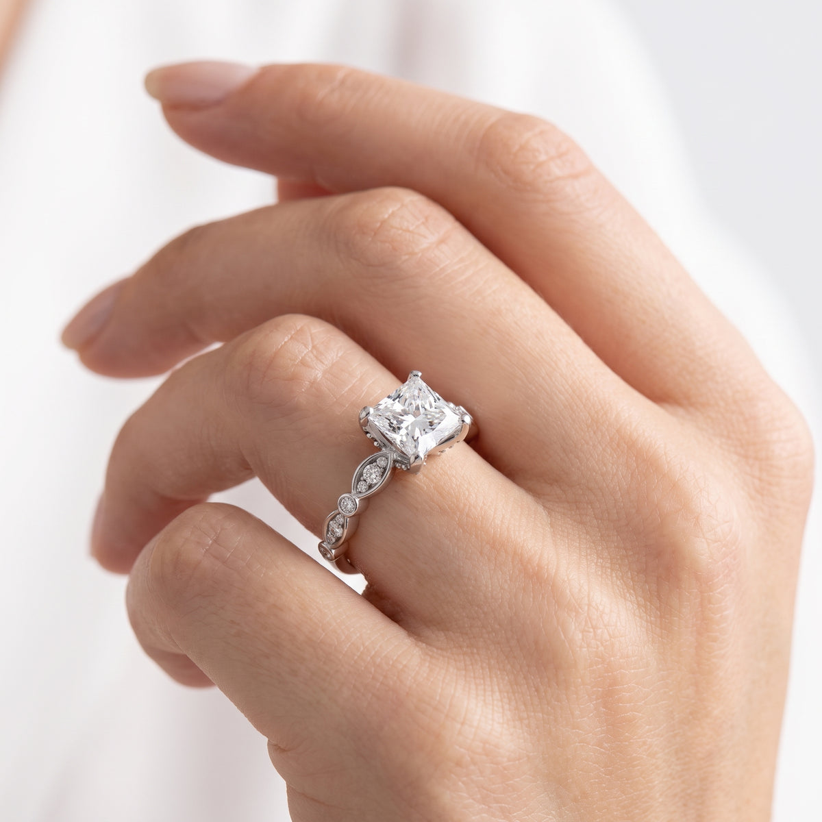 _lifestyle_image@SKU:R0055-NADP01000004W #metal_14k-white-gold+origin_lab-grown+quality_ef-vs2+