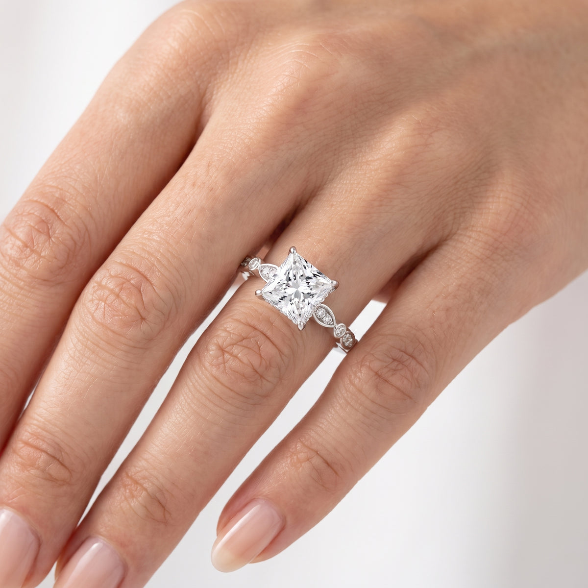 _lifestyle_image@SKU:R0055-NADP02000004W #metal_14k-white-gold+origin_lab-grown+quality_ef-vs2+
