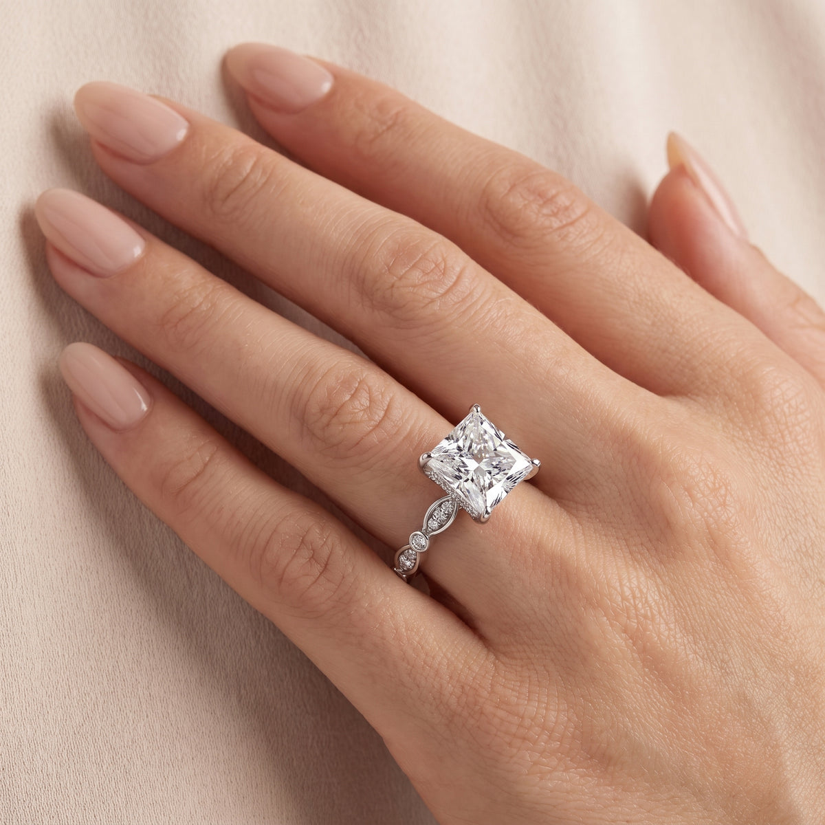 _lifestyle_image@SKU:R0055-NADP0200000PL #metal_platinum+origin_lab-grown+quality_ef-vs2+