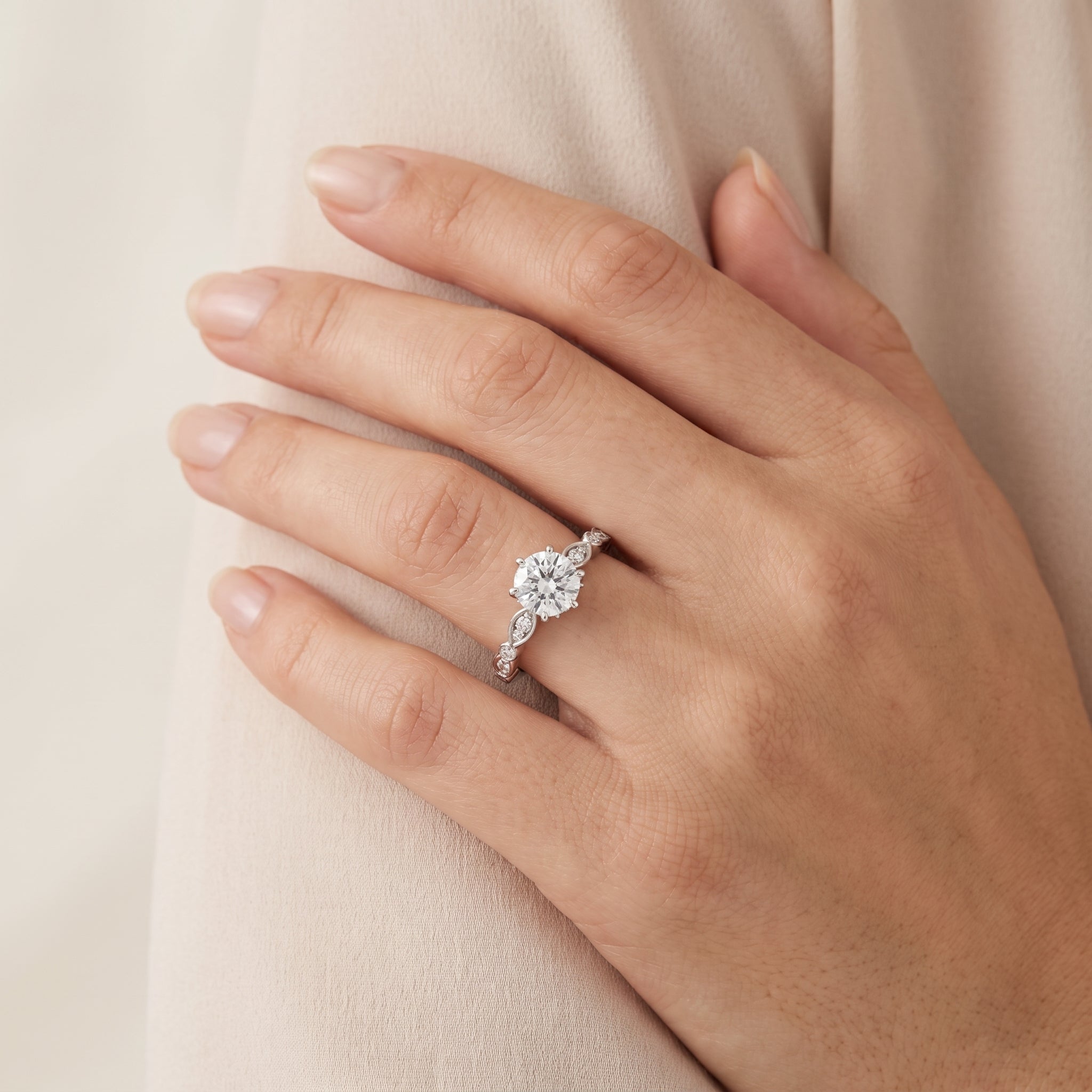 _lifestyle_image@SKU:R0055-NADR0100000PL #metal_platinum+origin_lab-grown+quality_ef-vs2+