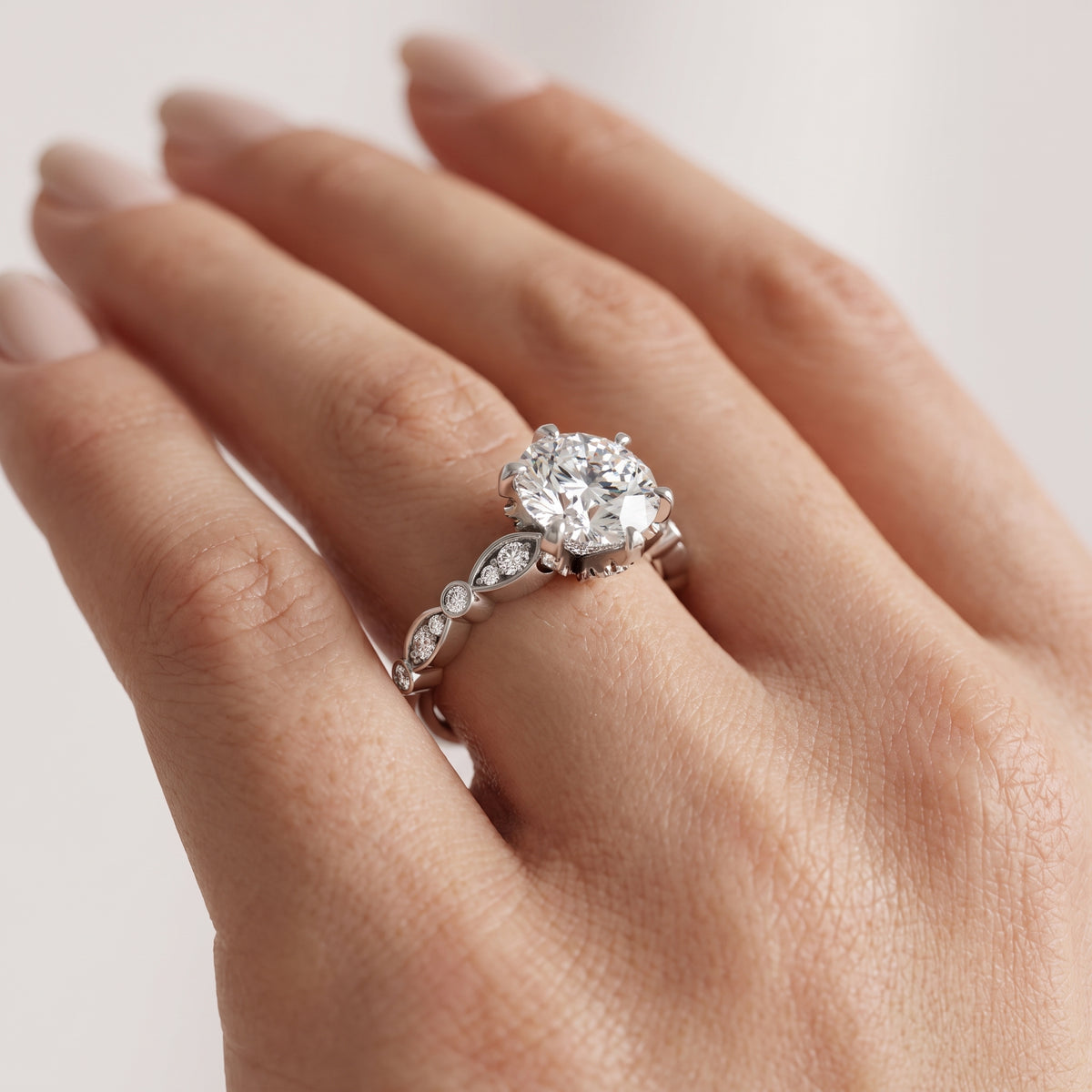 _lifestyle_image@SKU:R0055-NADR0200000PL #metal_platinum+origin_lab-grown+quality_ef-vs2+