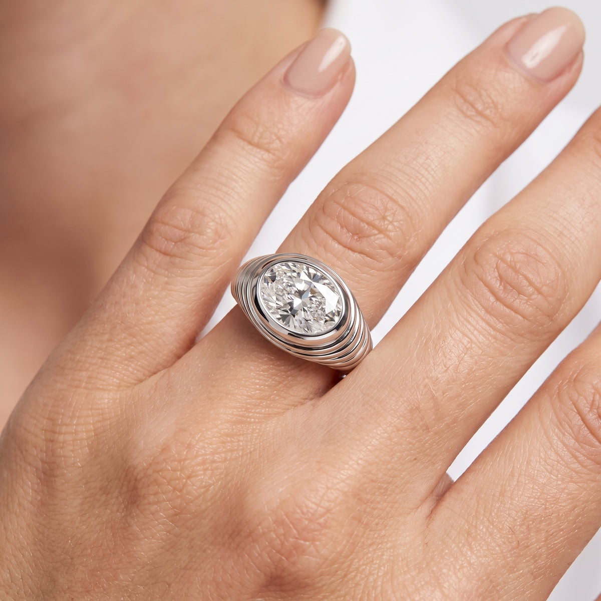 _lifestyle_image@SKU:R0194-LADO0200000DW #metal_silver+origin_lab-grown+quality_g-si