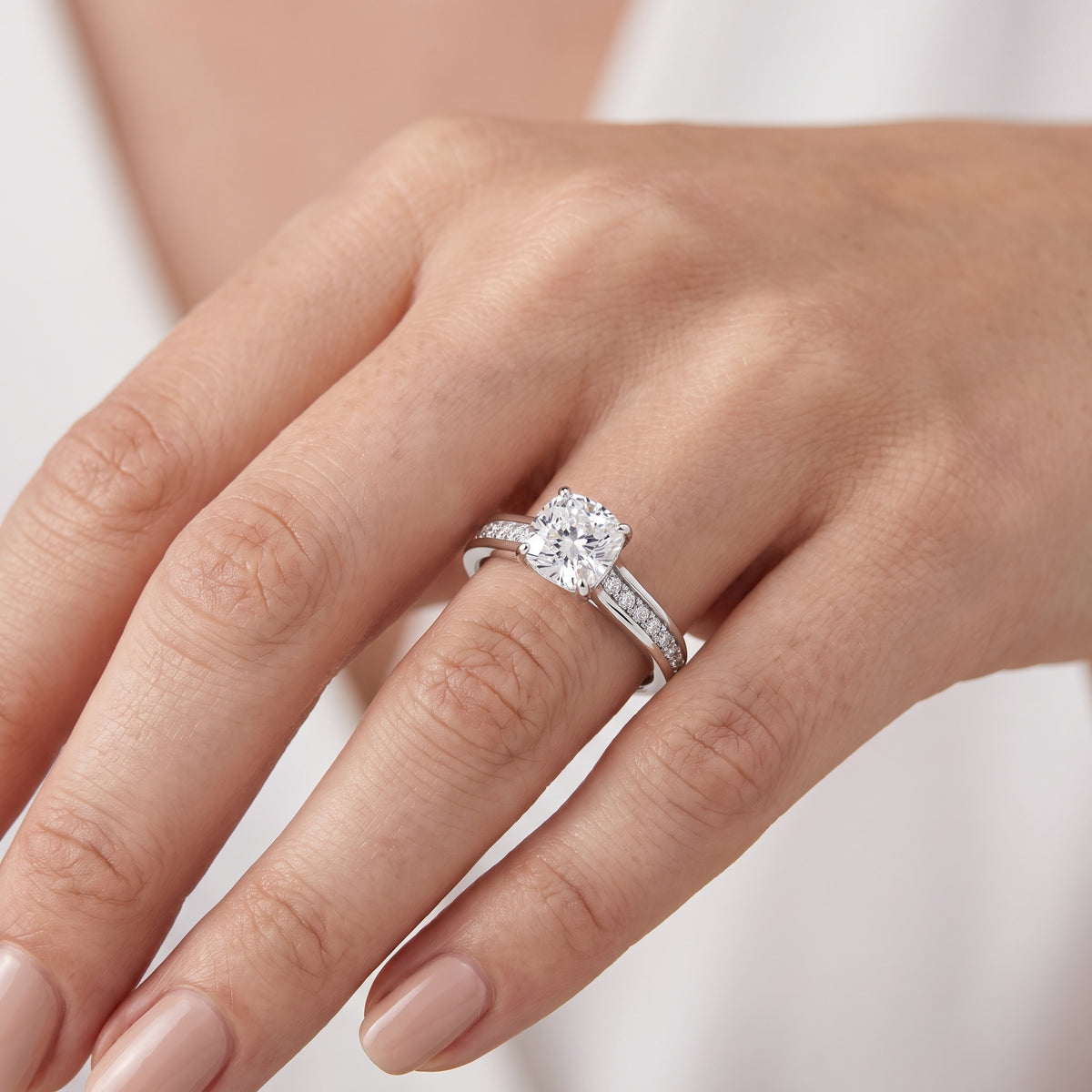 _lifestyle_image@SKU:R0323-LADC01000004W #metal_10k-white-gold+origin_lab-grown+quality_g-si