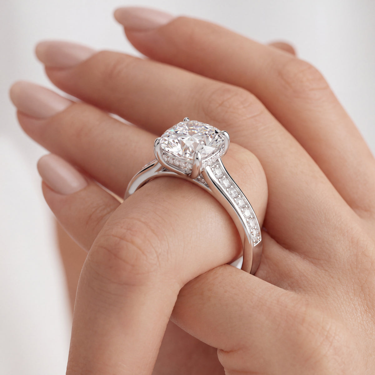 _lifestyle_image@SKU:R0323-LADC02000004W #metal_10k-white-gold+origin_lab-grown+quality_g-si