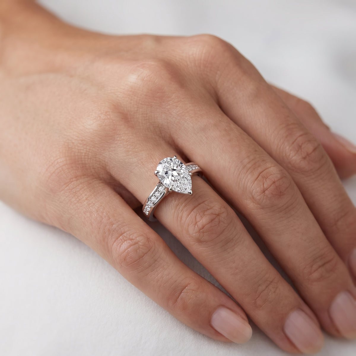_lifestyle_image@SKU:R0323-LADD01000004W #metal_10k-white-gold+origin_lab-grown+quality_g-si