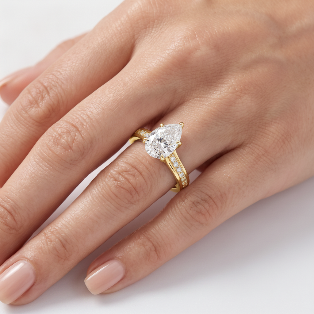 _lifestyle_image@SKU:R0323-LADD02000004Y #metal_10k-yellow-gold+origin_lab-grown+quality_g-si