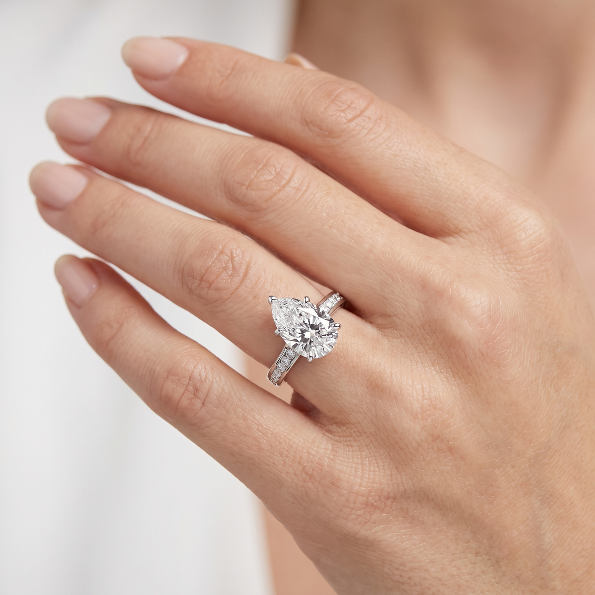_lifestyle_image@SKU:R0323-LADD03000004W #metal_10k-white-gold+origin_lab-grown+quality_g-si