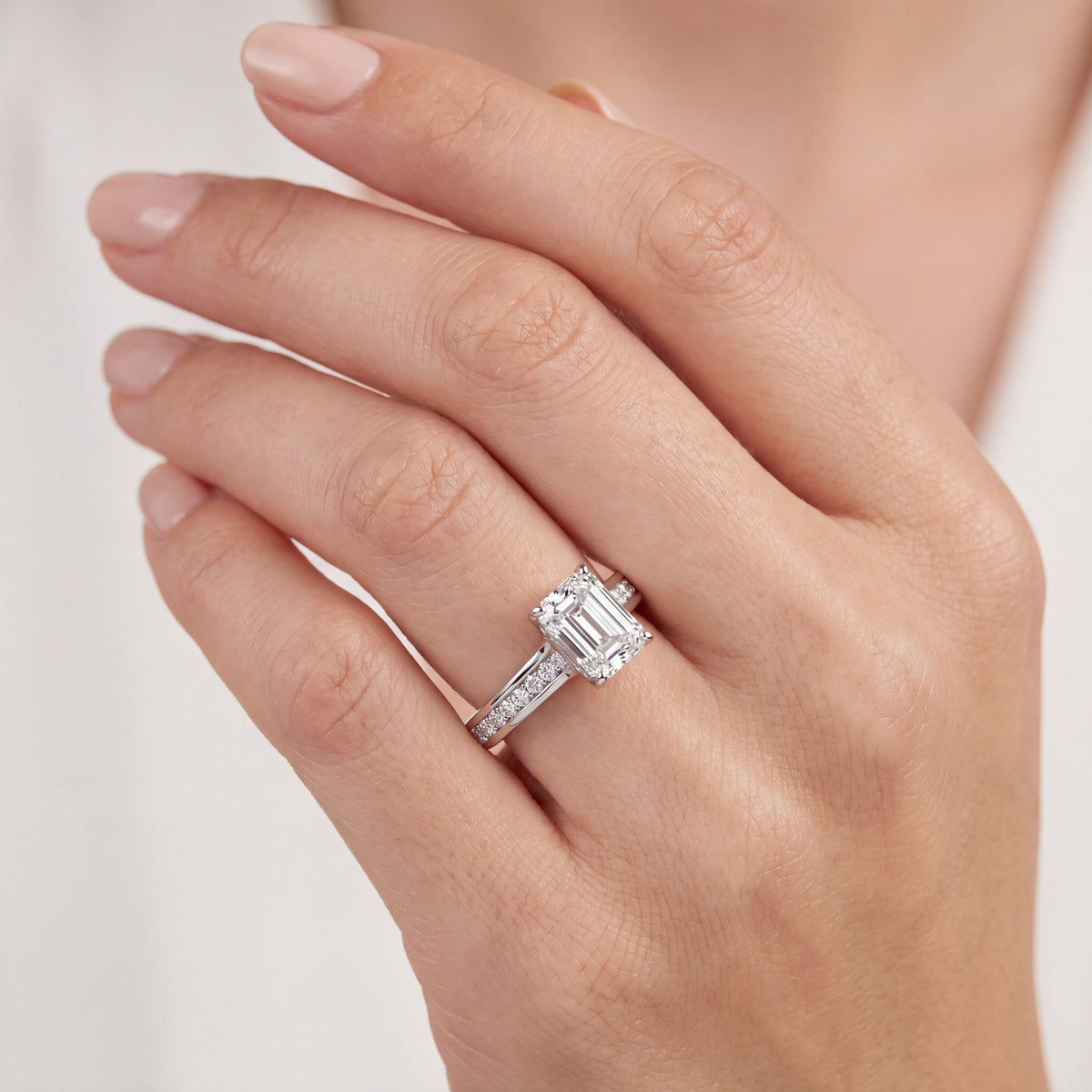 _lifestyle_image@SKU:R0323-LADE01000004W #metal_10k-white-gold+origin_lab-grown+quality_g-si