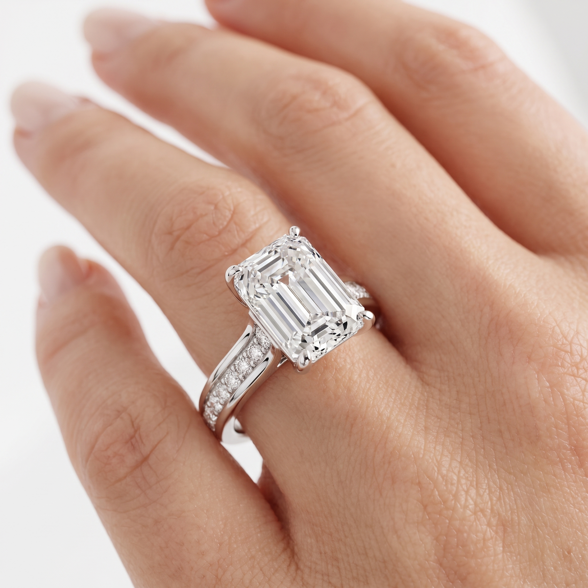 _lifestyle_image@SKU:R0323-NADE02000004W #metal_14k-white-gold+origin_lab-grown+quality_ef-vs2+