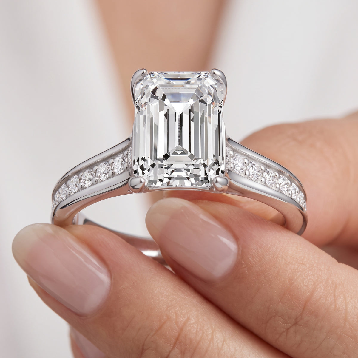 _lifestyle_image@SKU:R0323-LADE03000004W #metal_10k-white-gold+origin_lab-grown+quality_g-si