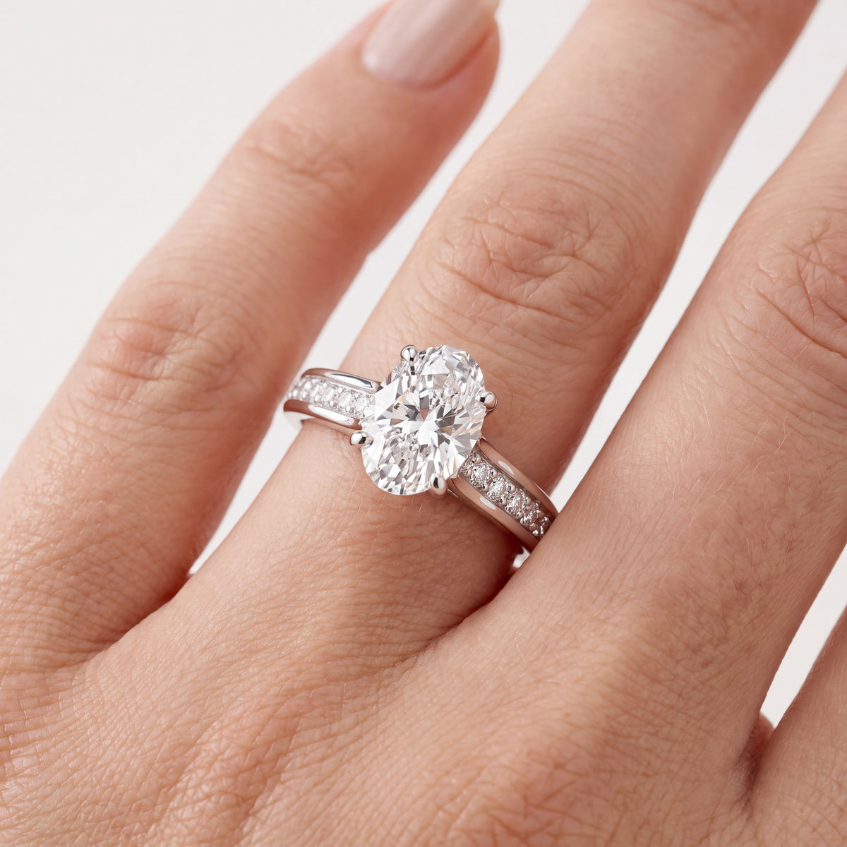 _lifestyle_image@SKU:R0323-LADO01000004W #metal_10k-white-gold+origin_lab-grown+quality_g-si