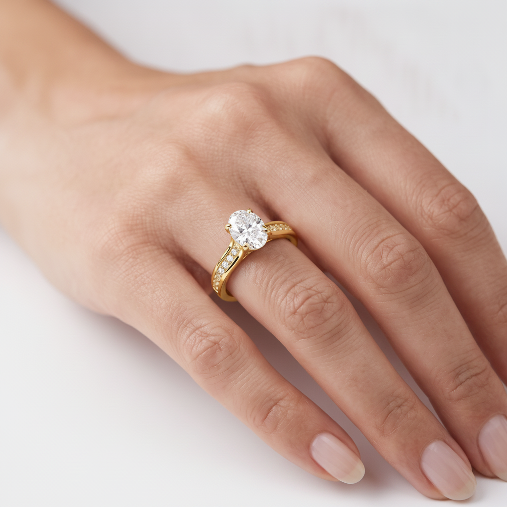 _lifestyle_image@SKU:R0323-LADO01000004Y #metal_10k-yellow-gold+origin_lab-grown+quality_g-si
