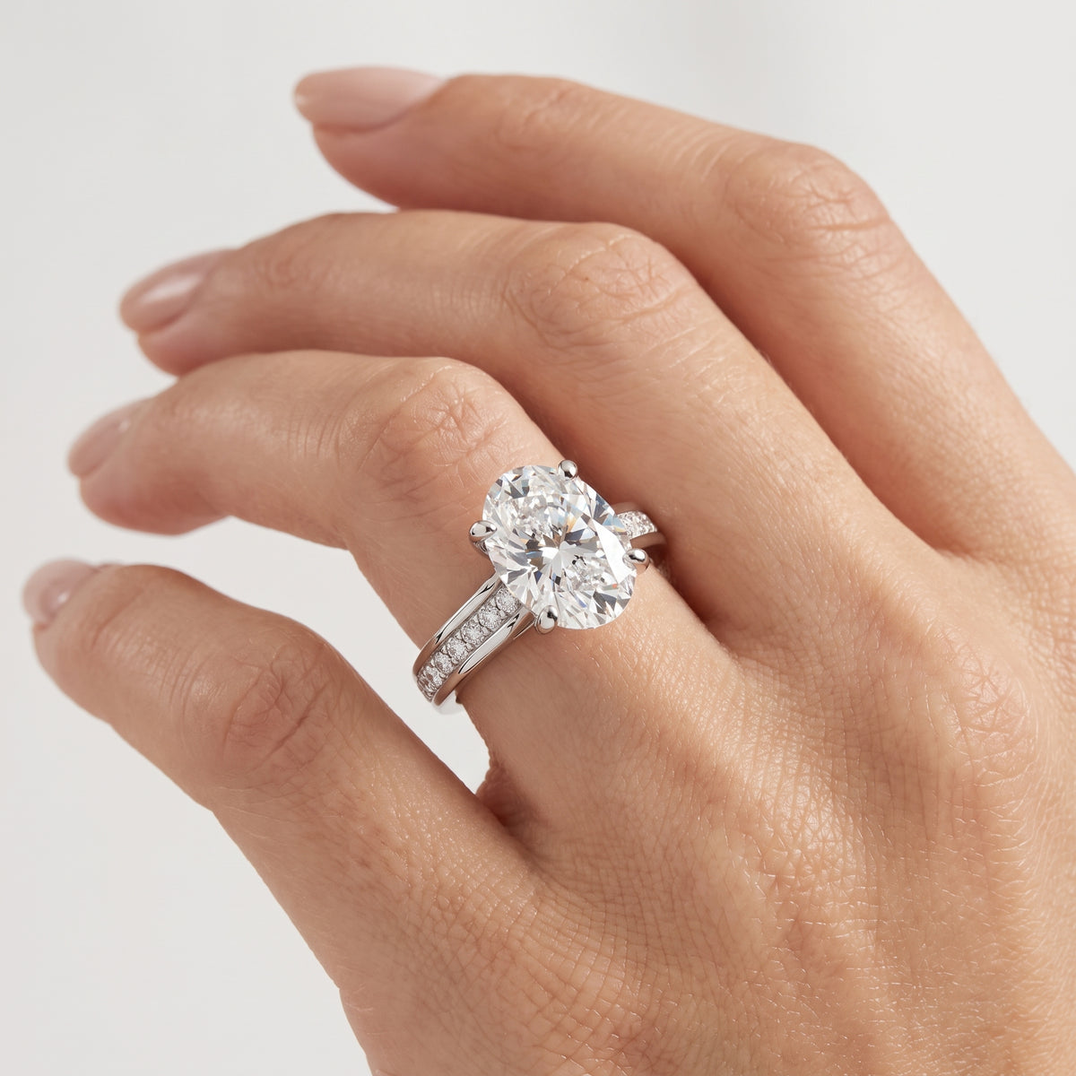 _lifestyle_image@SKU:R0323-LADO02000004W #metal_10k-white-gold+origin_lab-grown+quality_g-si