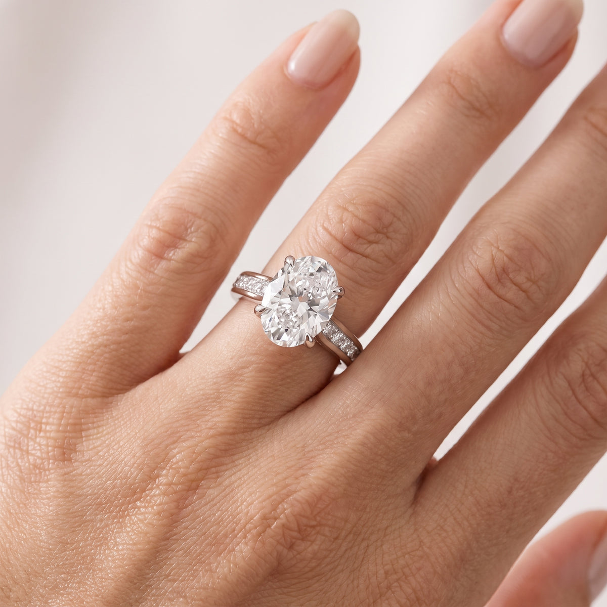 _lifestyle_image@SKU:R0323-LADO03000004W #metal_10k-white-gold+origin_lab-grown+quality_g-si