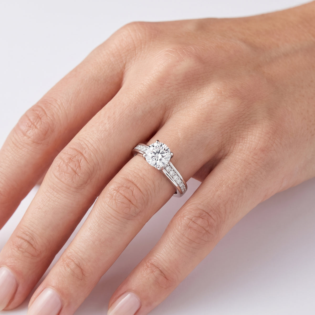 _lifestyle_image@SKU:R0323-LADR01000004W #metal_10k-white-gold+origin_lab-grown+quality_g-si