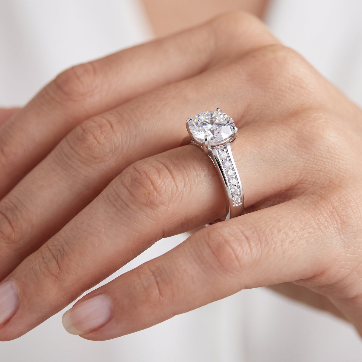 _lifestyle_image@SKU:R0323-LADR03000004W #metal_10k-white-gold+origin_lab-grown+quality_g-si