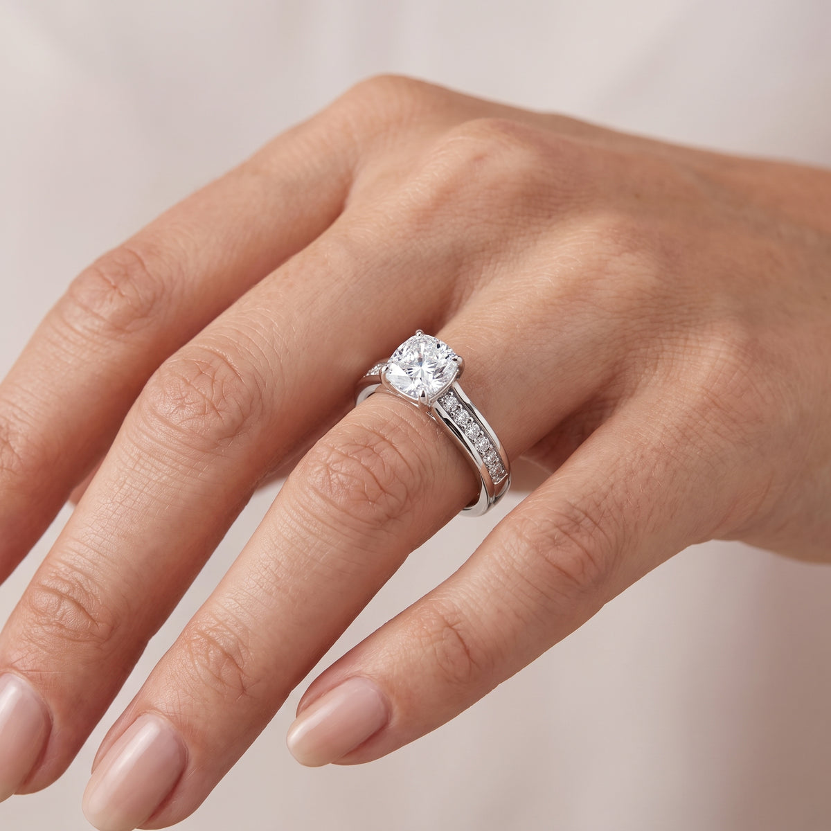 _lifestyle_image@SKU:R0323-NADC0100000PL #metal_platinum+origin_lab-grown+quality_ef-vs2+