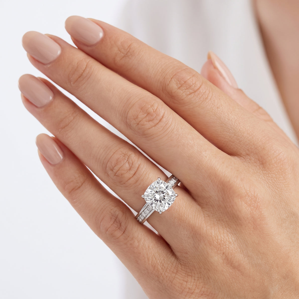 _lifestyle_image@SKU:R0323-NADC02000004W #metal_14k-white-gold+origin_lab-grown+quality_ef-vs2+