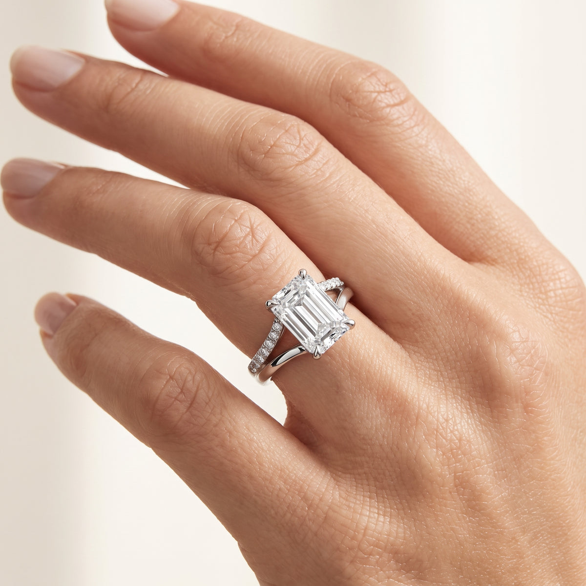 _lifestyle_image@SKU:R0323-NADC0300000PL #metal_platinum+origin_lab-grown+quality_ef-vs2+