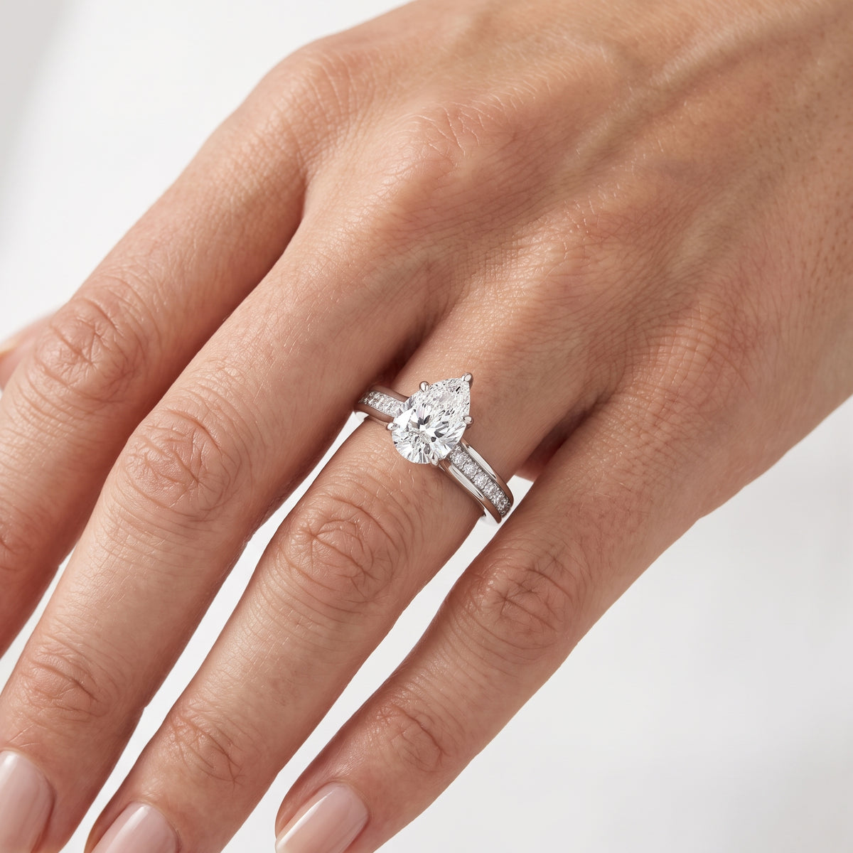 _lifestyle_image@SKU:R0323-NADD01000004W #metal_14k-white-gold+origin_lab-grown+quality_ef-vs2+