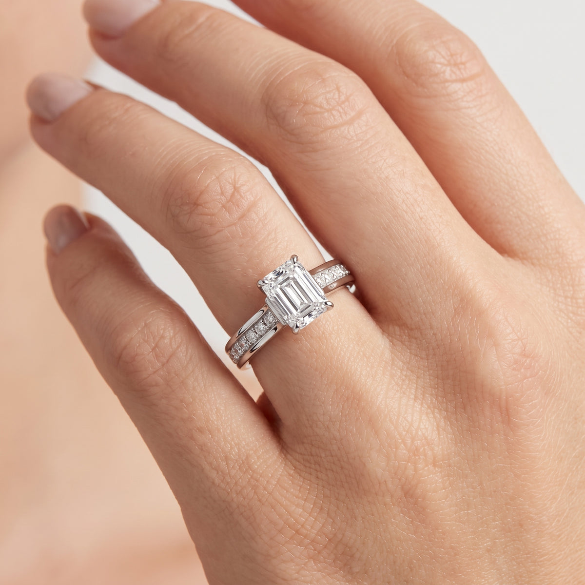 _lifestyle_image@SKU:R0323-NADE0100000PL #metal_platinum+origin_lab-grown+quality_ef-vs2+