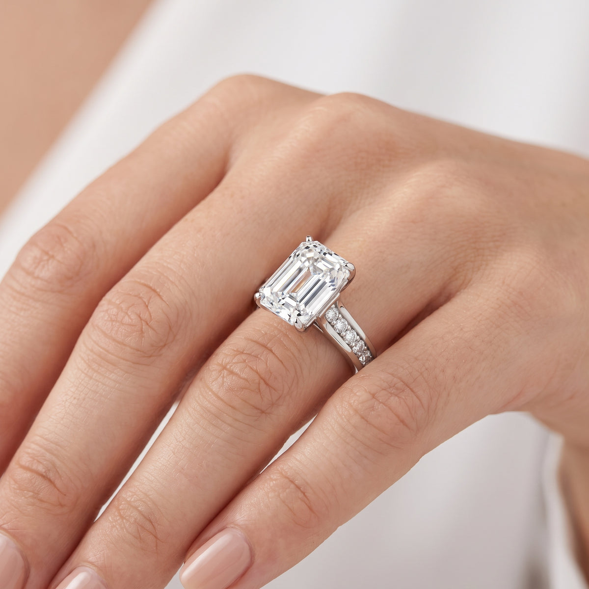 _lifestyle_image@SKU:R0323-NADE0300000PL #metal_platinum+origin_lab-grown+quality_ef-vs2+