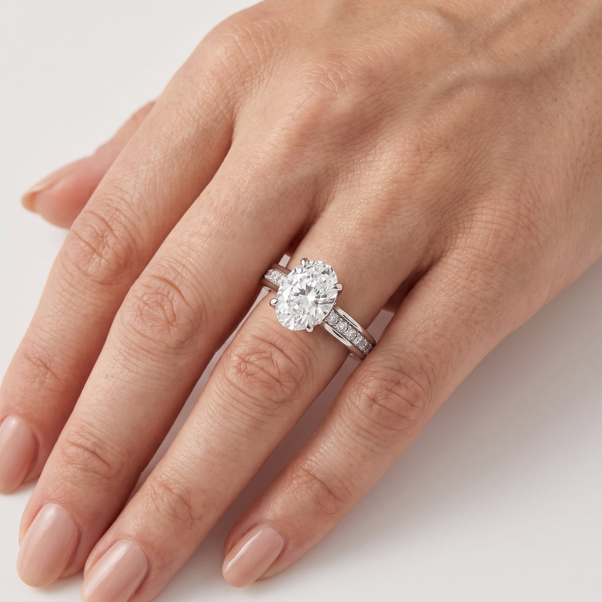 _lifestyle_image@SKU:R0323-NADO0100000PL #metal_platinum+origin_lab-grown+quality_ef-vs2+